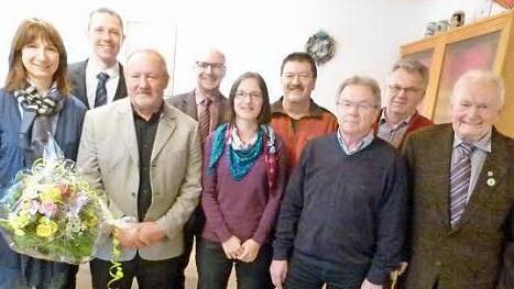 Marina Hofmann (links) leitet ab sofort die Geschicke des Vereins. Marco Steiner, Alexander Jäckel-Helm, Thomas Lesch, Nicole Freund, Gerhard Freund, Wilfried Faber, Ulrich Gehrlicher und Günter Amberg (von links) gratulierten der neuen Vorsitzenden. Foto: Lothar Weidner