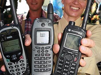 Unser Foto zeigt drei Digitalfunkgeräte bei der Vorstellung in München vor einigen Jahren. Symbolfoto: dpa