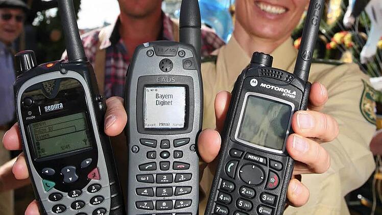 Unser Foto zeigt drei Digitalfunkgeräte bei der Vorstellung in München vor einigen Jahren. Symbolfoto: dpa