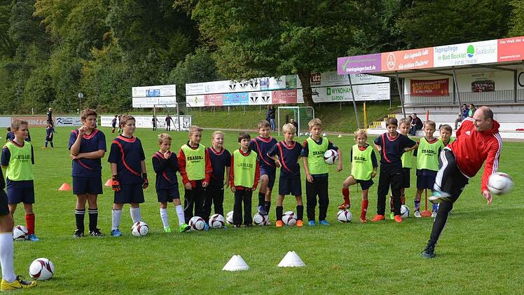 Dass er auch mit 51 Jahren noch sein Metier beherrscht, demonstrierte Volker Pröpper, der Nachwuchs-Chefscout des BVB Dortmund, beim Talentcamp der TSVgg Hausen vor den Fußballschülern.  Foto: Peter Rauch