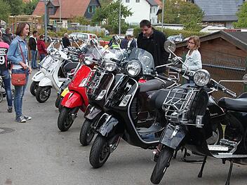 Hunderte von Fans strömten am Sonntagnachmittag nach Maineck. Der Radfahrerverein "Viktoria" hatte das Vespa-Treffen im Rahmen eines italienischen Nachmittags ausgerichtet. Fotos: Stephan Stöckel