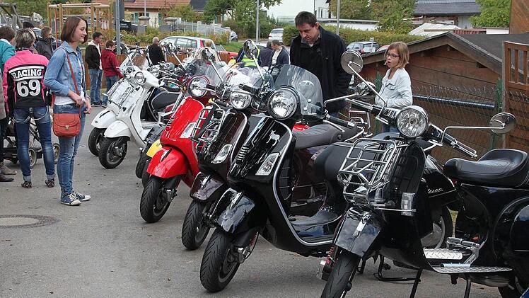 Hunderte von Fans strömten am Sonntagnachmittag nach Maineck. Der Radfahrerverein "Viktoria" hatte das Vespa-Treffen im Rahmen eines italienischen Nachmittags ausgerichtet. Fotos: Stephan Stöckel