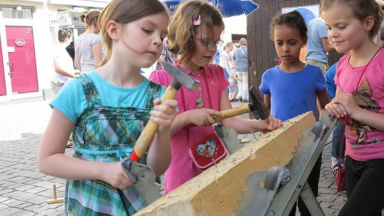 Die Mädels sind begeistert vom Hämmern. Foto: Carmen Schwind