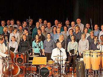 Antoinetta Bafas Chor Unerhört, Klazz Brothers & Cuba Percussion vereinten sich im Kongresshaus zu einem herausragenden musikalischen Unternehmen.  Fotos: Albert Höchstädter