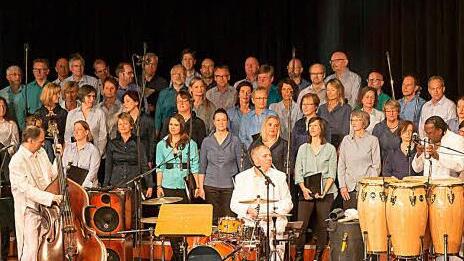 Antoinetta Bafas Chor Unerhört, Klazz Brothers & Cuba Percussion vereinten sich im Kongresshaus zu einem herausragenden musikalischen Unternehmen.  Fotos: Albert Höchstädter