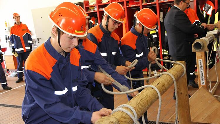 Jugendliche beim olympischen Wettkampf der Feuerwehren in Neuses. Foto: Mathias Erlwein