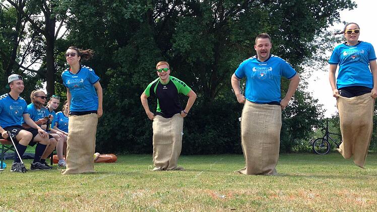 Die "Power Players" Anna, Moritz und Mona (in blau v.li.) forderten Heiko von "Tante Hillas Gespür für Kaffee" zum Sackhüpfen heraus.  Foto: Daniel Ruppert