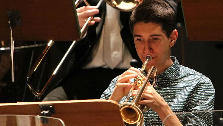 Junge Talente aus der Region und Profis des Philharmonischen Orchester musizierten zusammen beim "Concert for Kids" unter Leitung von Dominik Tremel im Landestheater Coburg. Foto: Jochen Berger