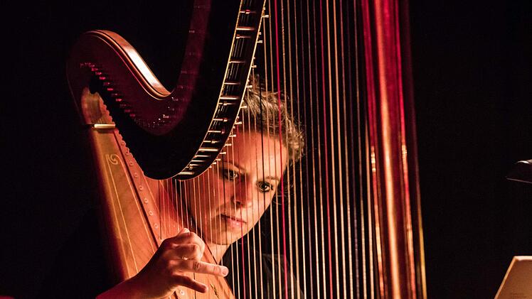 Teresa Zimmermann an der HarfeFoto: Jochen Berger