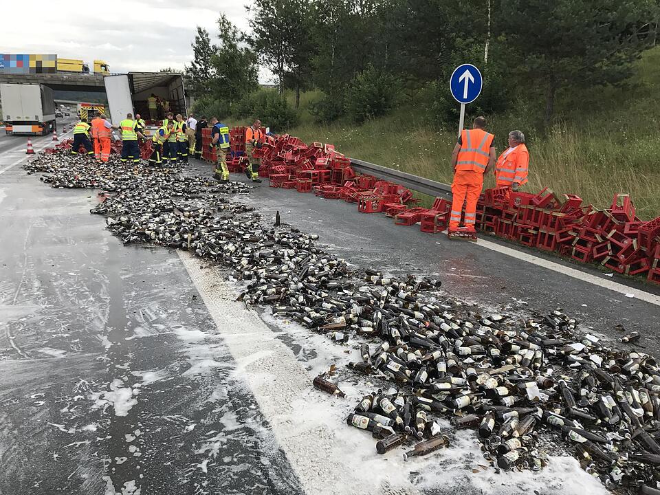 Laster verliert Ladung: Bier verteilt sich auf A9 bei Bad Berneck