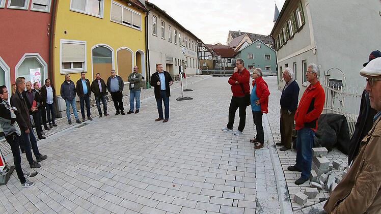 Die Ludwigstraße in Poppenlauer ist fast fertig und soll ab Ende kommender  Woche wieder befahrbar sein. Der Marktgemeinderat begutachtete die  Baustelle bei einem Ortstermin. Die Fertigstellung des Dorfplatzes wird  noch etwas länger dauern.  Dieter Britz