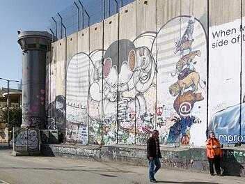 Wer von Jerusalem aus nach Bethlehem kommt, stößt an die acht Meter hohe Mauer. Fotos: Marion Krüger-Hundrup