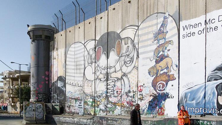 Wer von Jerusalem aus nach Bethlehem kommt, stößt an die acht Meter hohe Mauer. Fotos: Marion Krüger-Hundrup