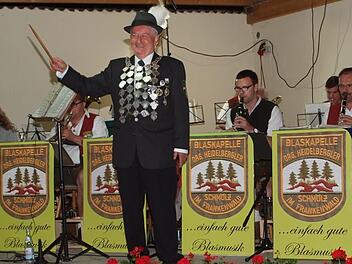 Der neue Schützenkönig, Dritter Bürgermeister Winfried Weinbeer, dirigiert die Blaskapelle Original Heidelbergler.Alfred Thieret