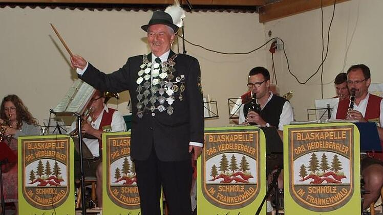Der neue Schützenkönig, Dritter Bürgermeister Winfried Weinbeer, dirigiert die Blaskapelle Original Heidelbergler.Alfred Thieret