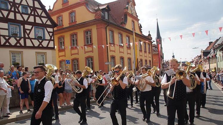Die Bläser vom Musikverein Scheßlitz sorgen für gute Stimmung.