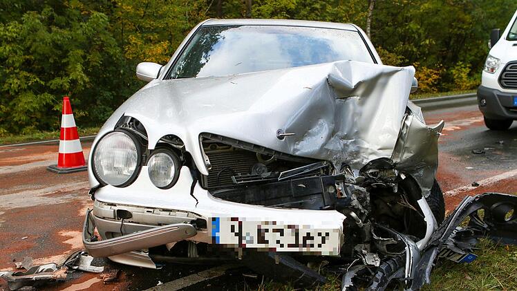 Frontalzusammenstoß auf B8: Am Donnerstagnachmittag ereignete sich ein schwerer Unfall bei Feucht. Foto: NEWS5 / Friedrich