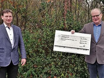 Pro-Care-Management-Gründer Udo Reppert (links) überreicht den symbolischen Spendenscheck über 4000 Euro an den Vorsitzenden des Hospizvereins, Reinhard Höhn. Foto: Sigismund von Dobschütz