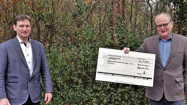 Pro-Care-Management-Gründer Udo Reppert (links) überreicht den symbolischen Spendenscheck über 4000 Euro an den Vorsitzenden des Hospizvereins, Reinhard Höhn. Foto: Sigismund von Dobschütz
