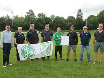 Der FC Hammelburg wurde offiziell als DFB-Stützpunkt "geadelt" und erhielt das Banner und die Urkunde. Unser Bild zeigt  (von links) Bürgermeister Armin Warmuth, Birgit Schaupp, Rainer Lochmüller, Bernd Heid, FC-Vorstandsmitglied Dimitri Jampolski, Michael Urbansky, Spielleiter Peter Schmitt und Martin Stapper.