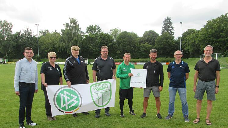 Der FC Hammelburg wurde offiziell als DFB-Stützpunkt "geadelt" und erhielt das Banner und die Urkunde. Unser Bild zeigt  (von links) Bürgermeister Armin Warmuth, Birgit Schaupp, Rainer Lochmüller, Bernd Heid, FC-Vorstandsmitglied Dimitri Jampolski, Michael Urbansky, Spielleiter Peter Schmitt und Martin Stapper.