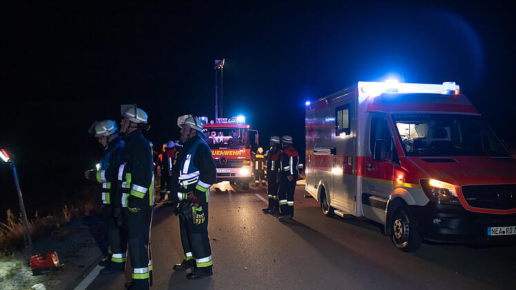 Vollbesetzter Kleinwagen verunfallt und brennt vollständig aus: Fünf Personen verletzt