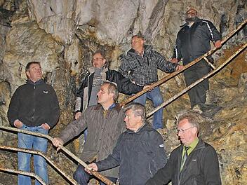 Die Mitglieder des Bauausschusses begutachten das kaputte Geländer der Rosenmüllershöhle.  Foto: fra-press