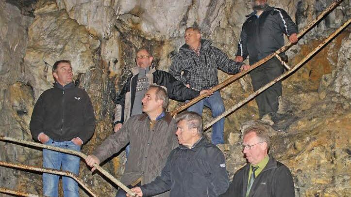Die Mitglieder des Bauausschusses begutachten das kaputte Geländer der Rosenmüllershöhle.  Foto: fra-press