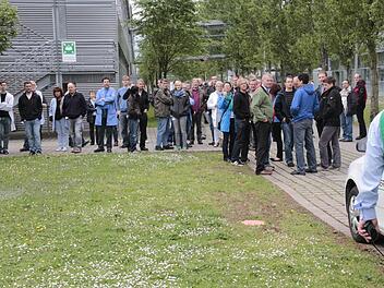 Nur zur Sicherheit: Die Angestellten mussten aus dem Gebäude raus. Foto: Josef Hofbauer