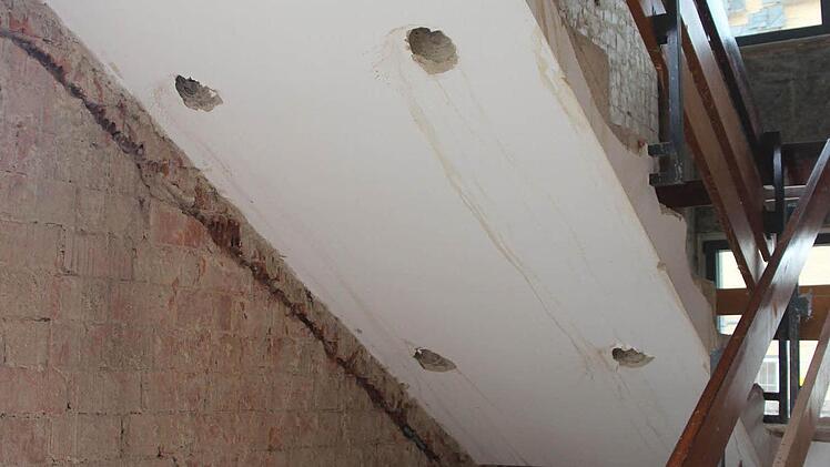 Große Löcher in den Treppenaufgängen dienen dazu, dass das gesamte Stück herausgehoben werden kann.