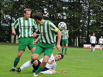 Das Nachsehen hat Steffen Schaidt (am Boden) von der SpVgg Wartmannsroth gegen die Machtilshäuser Daniel Böhm (hinten) und Marco Zier. Foto: Hopf