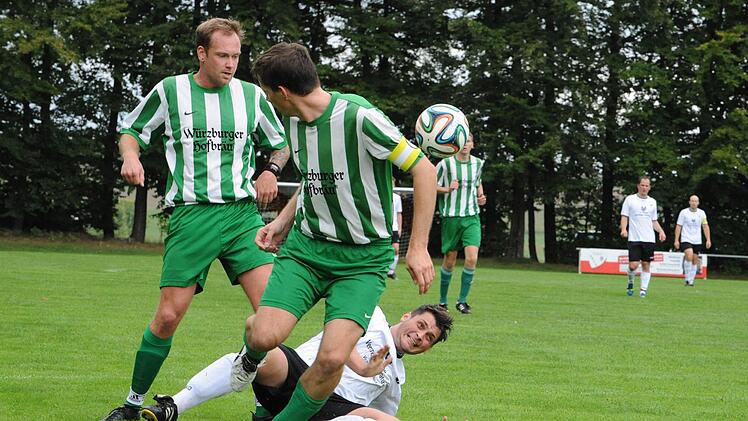 Das Nachsehen hat Steffen Schaidt (am Boden) von der SpVgg Wartmannsroth gegen die Machtilshäuser Daniel Böhm (hinten) und Marco Zier. Foto: Hopf