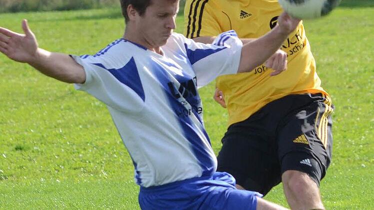 FSV Großenseebach II - SpVgg Etzelskirchen Erst in derzweiten Hälfte waren die Gäste (weiß-blaue Trikots) meist einen Schritt eher am Ball. Foto: herzopress