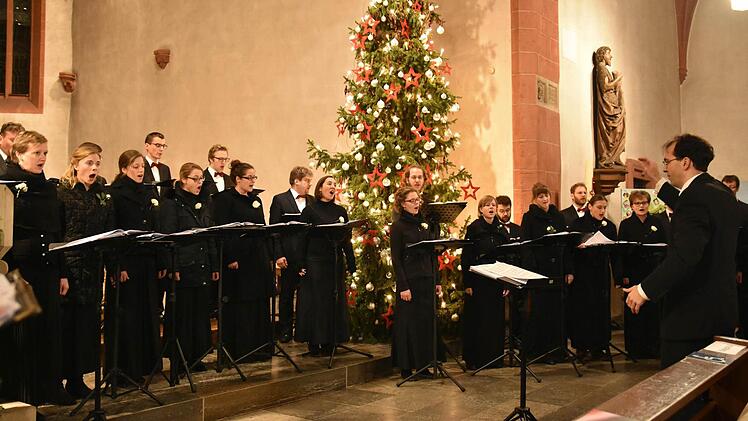 Professor Matthias Beckert (im Bild rechts), Leiter des Vokalensembles "Cantabile Regensburg", freute sich nach seinem Neujahrskonzert in der Stadtpfarrkirche in Haßfurt mit seinen Sängern über den frenetischen Beifall der Zuhörer. Foto: Ulrike Langer