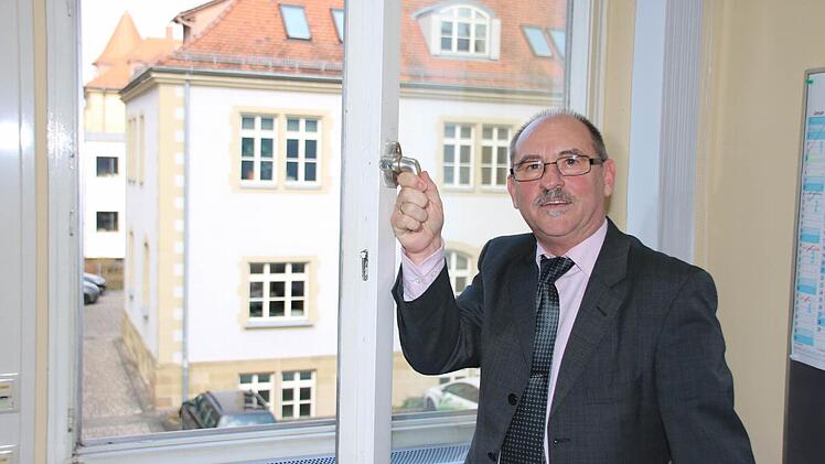 Ausblick auf das künftige Domizil: Vorstand Manfred Gerlach schaut auf das aktuelle Vermessungsamt, dessen Gebäude das Kommunalunternehmen des Landkreises vom Freistaat gekauft hat. Fotos: Ralf Ruppert