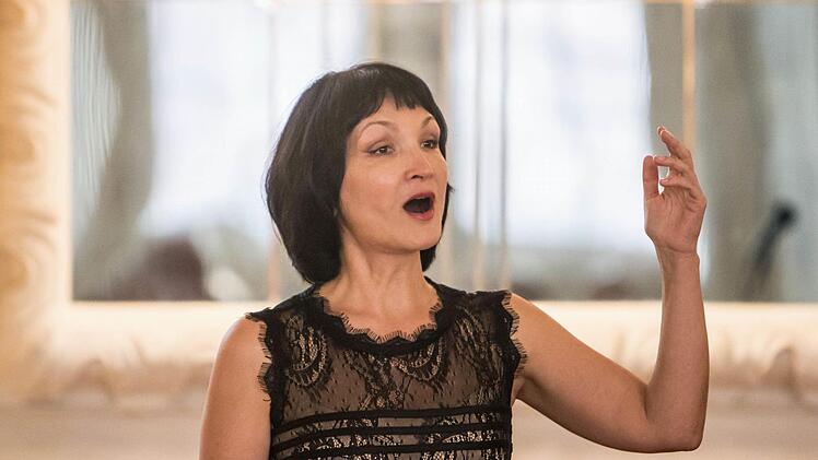 Die Sopranistin Olga Agejewa beim Festival "Russischer Herbst" im Riesensaal der Coburger Ehrenburg.Foto: Jochen Berger