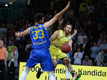 Der Bayreuther Kyan Anderson schleicht sich am Braunschweiger Jannik Freese vorbei. Foto: Peter Mularczyk