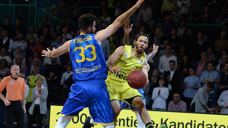 Der Bayreuther Kyan Anderson schleicht sich am Braunschweiger Jannik Freese vorbei. Foto: Peter Mularczyk