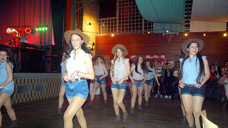 Sie rockten die Halle - die Chickendales mit "Footloose". Foto: Susanne Deuerling