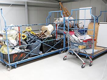 In der neuen Lagerhalle warten bereits Kleinmöbel.