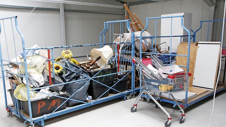 In der neuen Lagerhalle warten bereits Kleinmöbel.