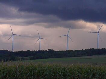 Wenn  es windet, läuft der Laden: Die vier Windräder   in der Nähe von Welsberg sind seit 100 Tagen offiziell in Betrieb.Berthold Köhler