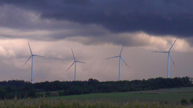 Wenn  es windet, läuft der Laden: Die vier Windräder   in der Nähe von Welsberg sind seit 100 Tagen offiziell in Betrieb.Berthold Köhler