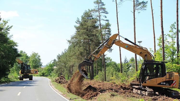 Für den Straßenausbau wird Platz geschaffen.  Foto: Andreas Dorsch