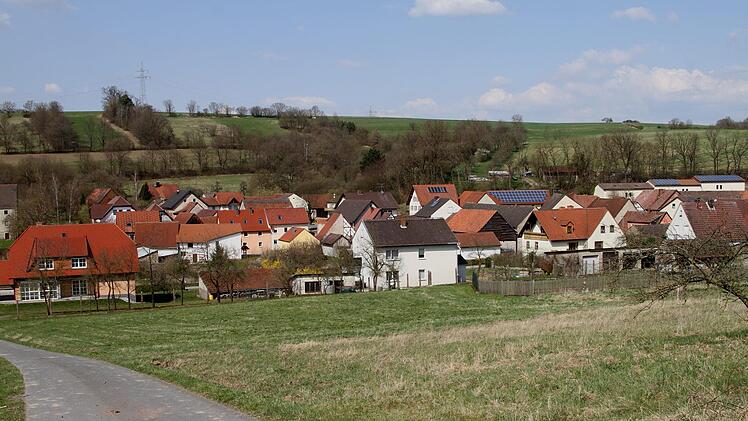 Für zwei Baugebiete soll im Gemeindeteil Schönbrunn Baurecht geschaffen werden, hier das Gelände "Eichholz", das sechs Bauplätze ermöglichen soll.Günther Geiling