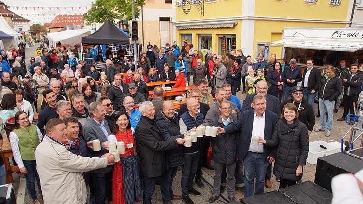 Die Politiker stoßen auf den edlen Gerstensaft und das 3. Bierkulturfest an. Foto: Joseph Beck