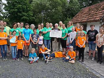 Spende Lions Club 1000 Euro gab es vom Lions-Club Hammelburg-Bad Brückenau für die  Jugendgruppe des Obst- und Gartenbauvereins Bad Brückenau. Foto: Marion  Eckert