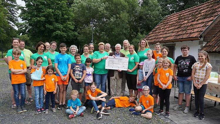 Spende Lions Club 1000 Euro gab es vom Lions-Club Hammelburg-Bad Brückenau für die  Jugendgruppe des Obst- und Gartenbauvereins Bad Brückenau. Foto: Marion  Eckert