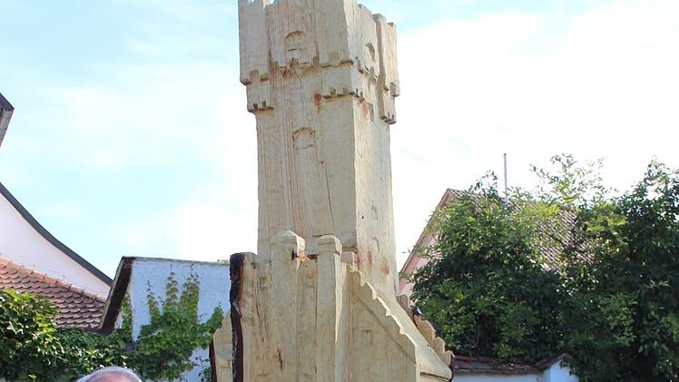 Erhard (links) und Herbert Franke sind stolz auf ihren Altvaterturm im Garten in Gremsdorf.  Foto: Andreas Dorsch