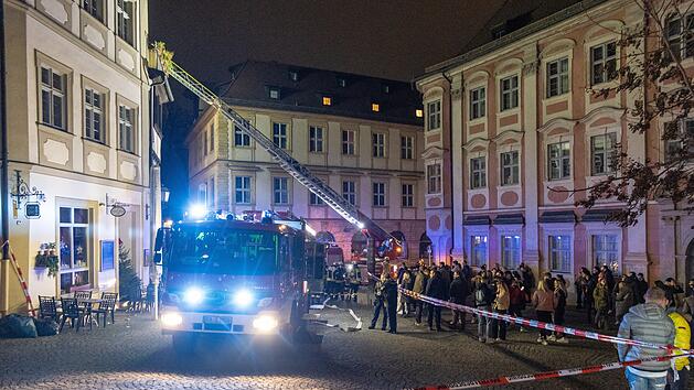 Wohnung brennt oberhalb einer Kneipe: Zahlreiche Schaulustige beobachten Einsatz